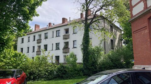 Weiß verputzes Haus mit Walmdach. Balkone und Fenstergewände sind aus Tuffstein.