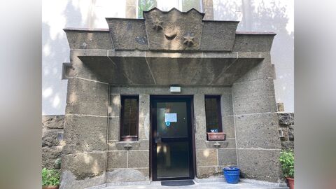 Der Eingangsbereich hat eine besondere Gestaltung aus Tuffstein.