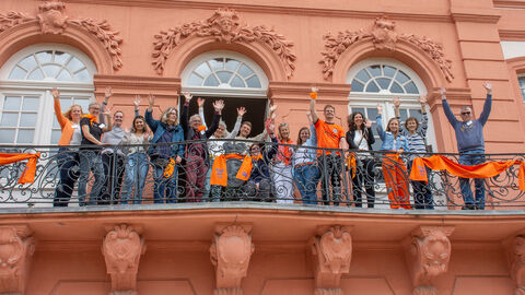 Gemeinsame Aufhängung des Schals auf dem Balkon des Blauen Salons im Biebricher Schloss in Wiesbaden.
