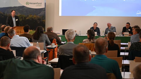 Dr. Tim Schönwetter mit Vortragenden.