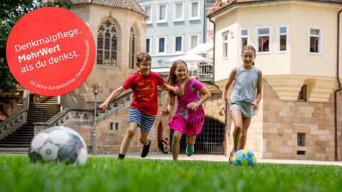 Spielende Kinder vor einem denkmalgeschützten Gebäude
