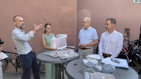 Olaf Köhler und Mareike Göddel von der Unteren Denkmalschutzbehörde der Wissenschaftsstadt Darmstadt; Dr. des. Thomas Becker, Koordinator der Außenstelle Darmstadt der hessenARCHÄOLOGIE und zuständiger Bezirksarchäologe sowie der Darmstädter Stadtrat Michael Kolmer.