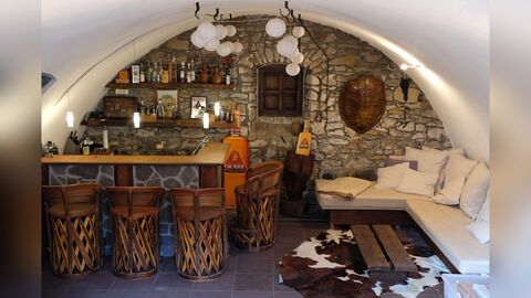 Im Gewölbekeller ist eine Bar eingerichtet Raum mit Tonnengewölbe
