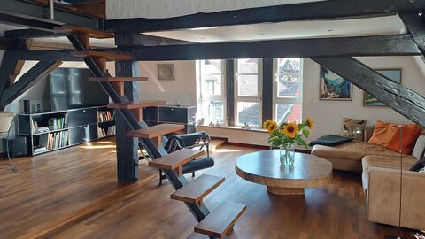 Das Wohnzimmer Raum im Dachgeschoss mit sichtbarer Dachkonstruktion