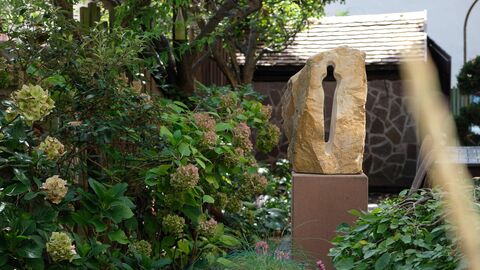 Auf dem Grundstück befinden sich einige künstlerische Elemente Steinskulptur auf einer Stele