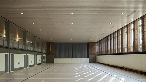 Die Turnhalle der Georg-Büchner-Schule Blick in die Halle. Links befindet sich eine Empore, rechts sind Fenster