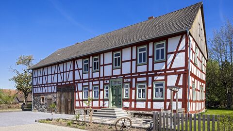 Waldecks Huus in Lauterbach-Maar Fachwerkhaus mit zwei Vollgeschossen und einem Dachgeschoss. Das Fachwerk hat einen roten Anstrich, die Gefache sind weiß gestrichen.