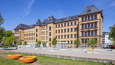 Die Willemerschule in Frankfurt-Sachsenhausen Gelb verklinkertes Gebäude mit Gliederungselementen aus rotem Sandstein
