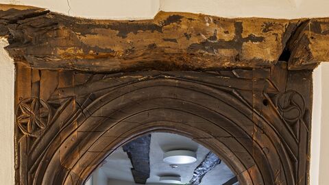 Viele historische Bauelemente konnten erhalten und aufgearbeitet werden Detailaufnahme eines Türrahmens mit geschnitzten Verzierungen