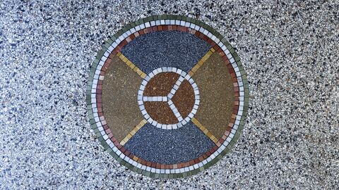 Die Terazzoböden gehören zu den erhaltenen Ausstattungsstücken Terazzoboden mit Mosaik-Detail