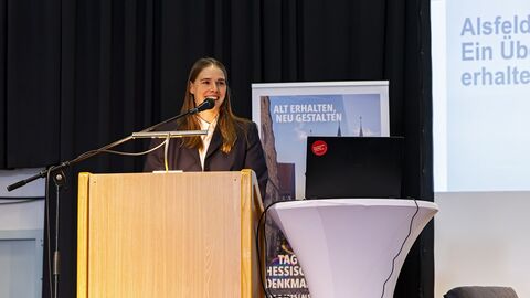 Der Vortrag von Annika Sellmann betrachtete in ihrem Vortrag die Geschichte der Altstadterneuerung als wichtiges Zeitdokument Annika Sellmann während ihrem Vortrag
