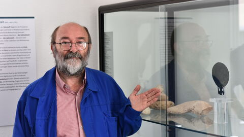 Die museale Vermittlung war für Klaus Schmikl immer ein wichtiger Bestandteil seines Engagements. Klaus Schmikl mit einem archäologischen Fund.