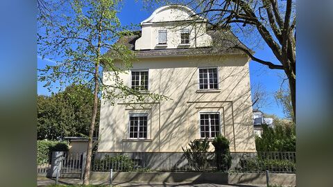 Die Villa im Cheruskerweg 15 in Wiesbaden Baukörper mit zwei Fensterachsen und zwei Vollgeschossen.