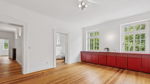 Schlafzimmer im 1. Obergeschoss Weiß gestrichener Raum mit Sprossenfenstern