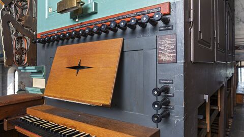 Nahhaufnahme des Spieltisches einer Orgel