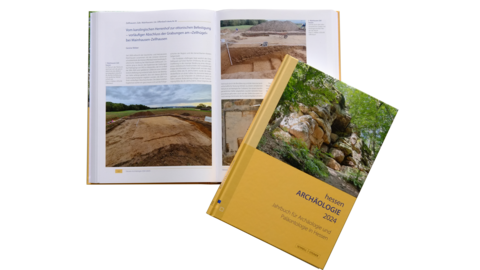 Die vom Verlag Schnell & Steiner vertriebene Ausgabe ist im Buchhandel zum Ladenpreis von 26,00 € erhältlich sein, der Preis für Mitglieder der Archäologischen Gesellschaft in Hessen e. V. beträgt 21,00 € Einblick und Cover der hessenARCHÄOLOGIE 2024