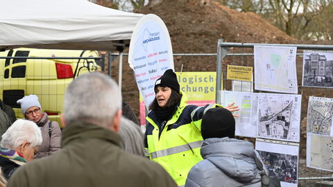 Dr. Eveline Saal führte die neugierigen Bürgerinnen und Bürger in Vertretung der zuständigen Bezirksarchäologin Dr. Franka Schwellnus über die Ausgrabung.