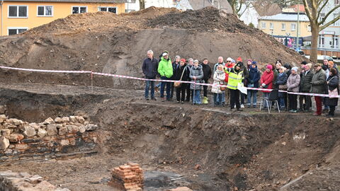 Die Führungen führten direkt an den Rand der Grabungsfläche