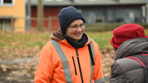 WiBA-Archäologin Johanna Trabert M.A. im Gespräch mit einer Besucherin