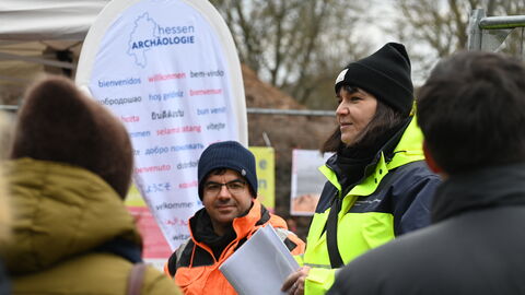 Dr. Eveline Saal führte die neugierigen Bürgerinnen und Bürger in Vertretung der zuständigen Bezirksarchäologin Dr. Franka Schwellnus über die Ausgrabung.