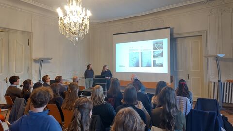 Präsentation von Pia Decker und Johanna Lentes zum Scheunenbau am Jagdschloss Niederwald