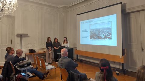 Karen Jost, Leonie Knoch und Sophie Sagemüller präsentieren ihr Umnutzungskonzept für ein Nebengebäude des Gartenpalais Liechtenstein in Wien