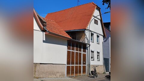 Giebelständiges Gebäude mit zwei Vollgeschossen, daneben ein Eingangstor