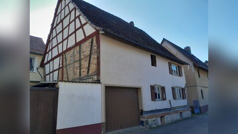 Traufständiges, verputztes Haus