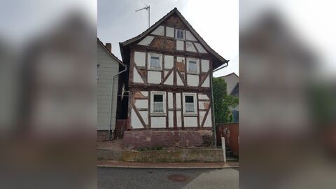 Fachwerkhaus auf hohem Sockel