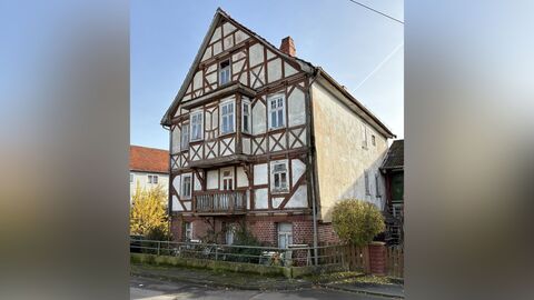 Giebelseite eines Fachwerkhauses mit drei Vollgeschossen