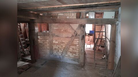 Freigelegte Fachwerkwand, die mit ZIegeln ausgefacht ist