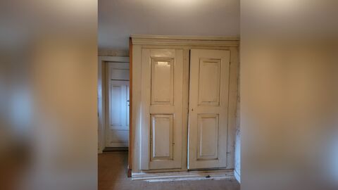 Weiße Schranktüren mit Profilierung