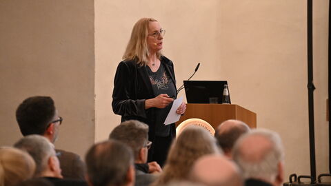 Ausgrabungsleiterin, Hauptautorin und Koordinatorin der Außenstelle Marburg der hessenARCHÄOLOGIE (Landesamt für Denkmalpflege Hessen), Dr. Christa Meiborg, während ihres Vortrags