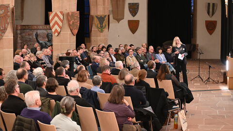 Ausgrabungsleiterin, Hauptautorin und Koordinatorin der Außenstelle Marburg der hessenARCHÄOLOGIE (Landesamt für Denkmalpflege Hessen), Dr. Christa Meiborg, während ihres Vortrags