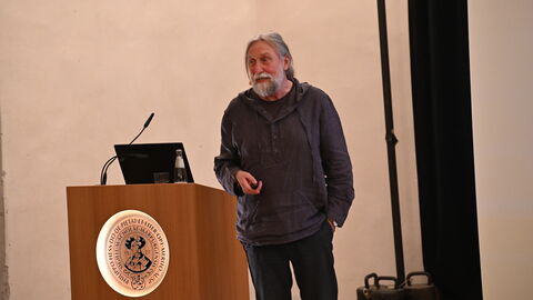 Burgenforscher Dr. Joachim Zeune während seines Vortrags