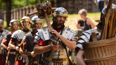 Ein römischer Soldat mit seinem Geschütz