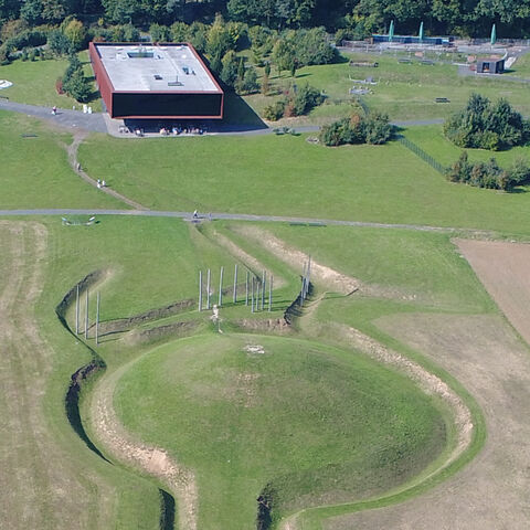 Die Keltenwelt am Glauberg. Foto. Luftbild der Keltenwelt am Glauberg mit Grabhügel im Vordergrund.