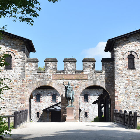 Willkommen bei den Römern! Foto. Eingang zum Römerkastell Saalburg.