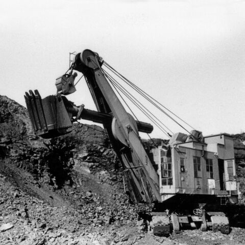 Historische Aufnahme des Ölschieferabbaus in der ersten Hälfte des 20. Jahrhunderts. Historische Aufnahme des Ölschieferabbaus in der ersten Hälfte des 20. Jahrhunderts.